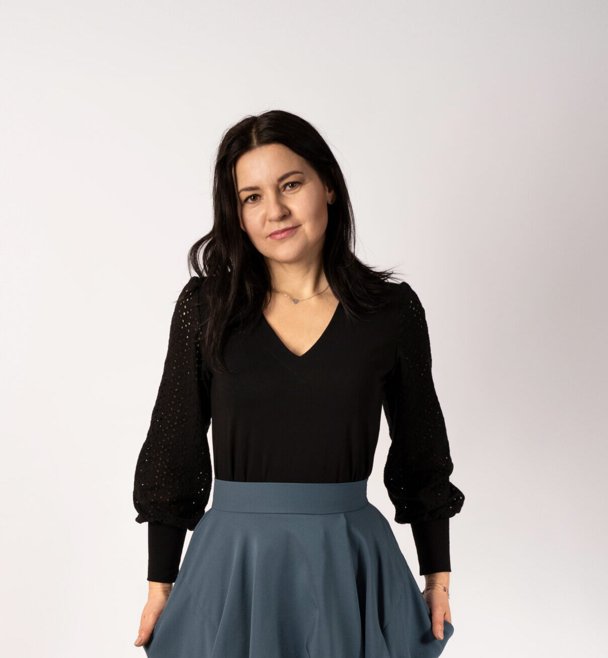 ALICJA - bluzka z haftowanymi rękawami kolor Czarny