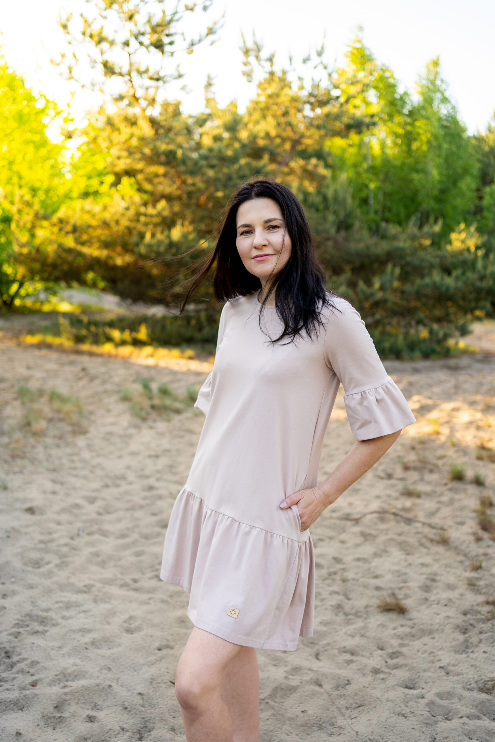DARIA sukienka z falbanami kolor Jasnobeżowy