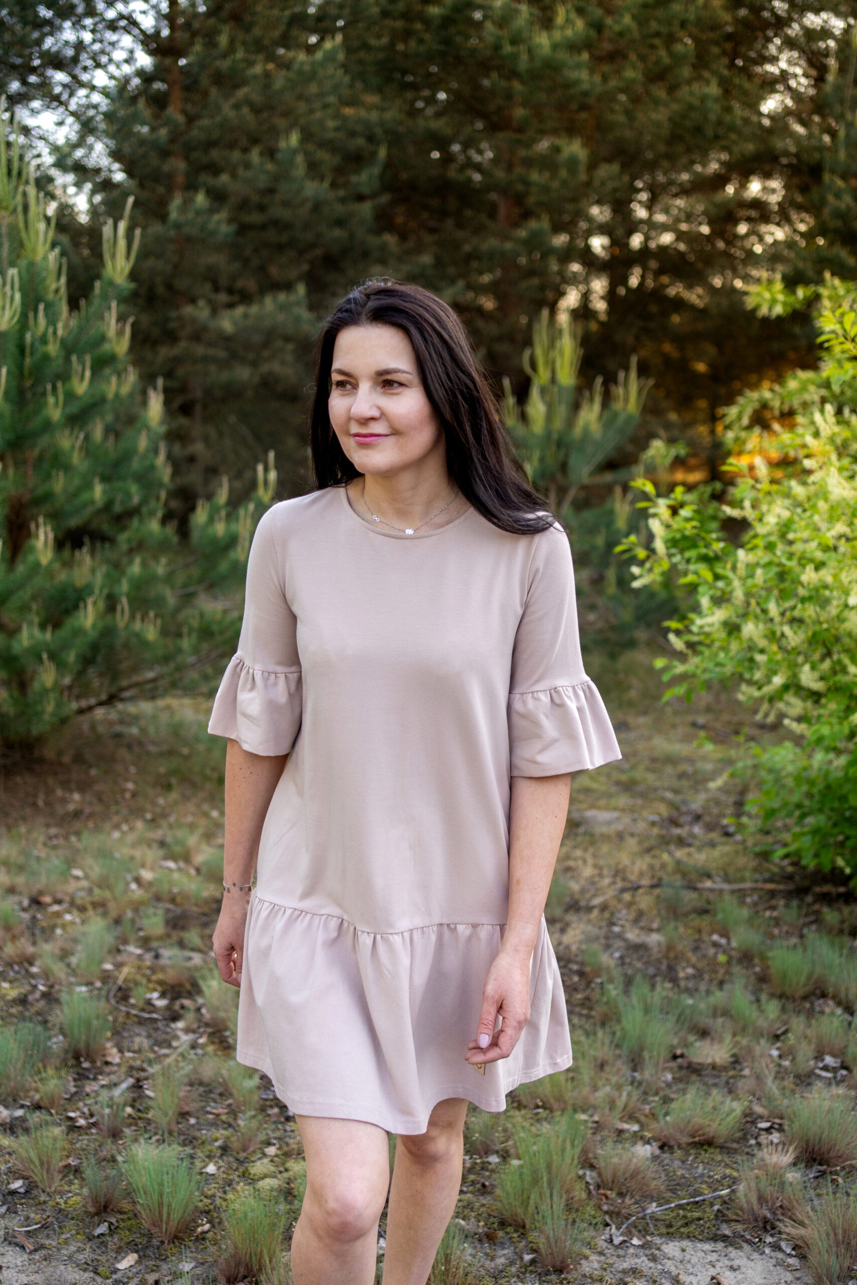 DARIA sukienka z falbanami kolor Jasnobeżowy - obrazek 2