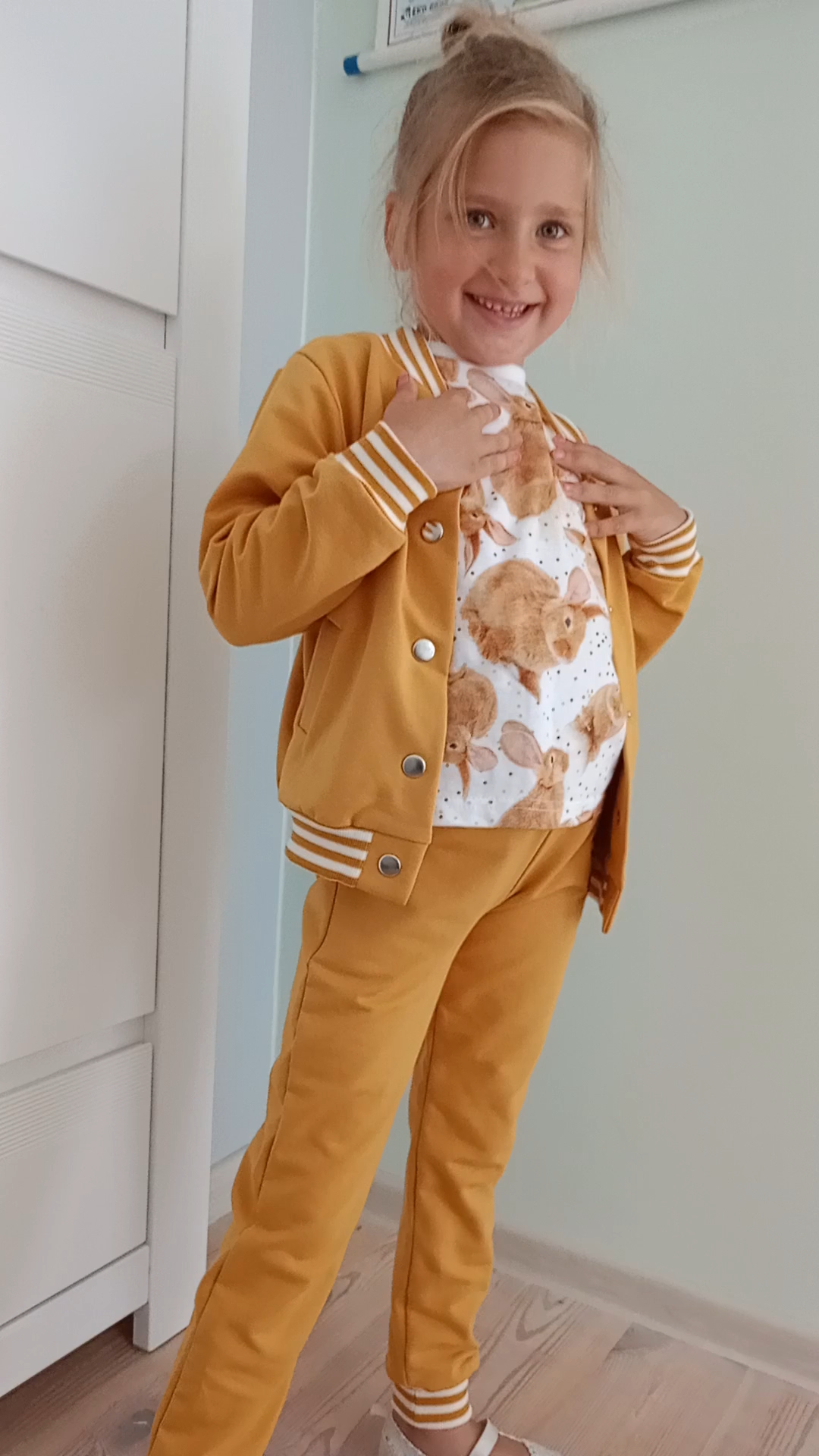 Spodnie dziecięce B kolor Musztarda