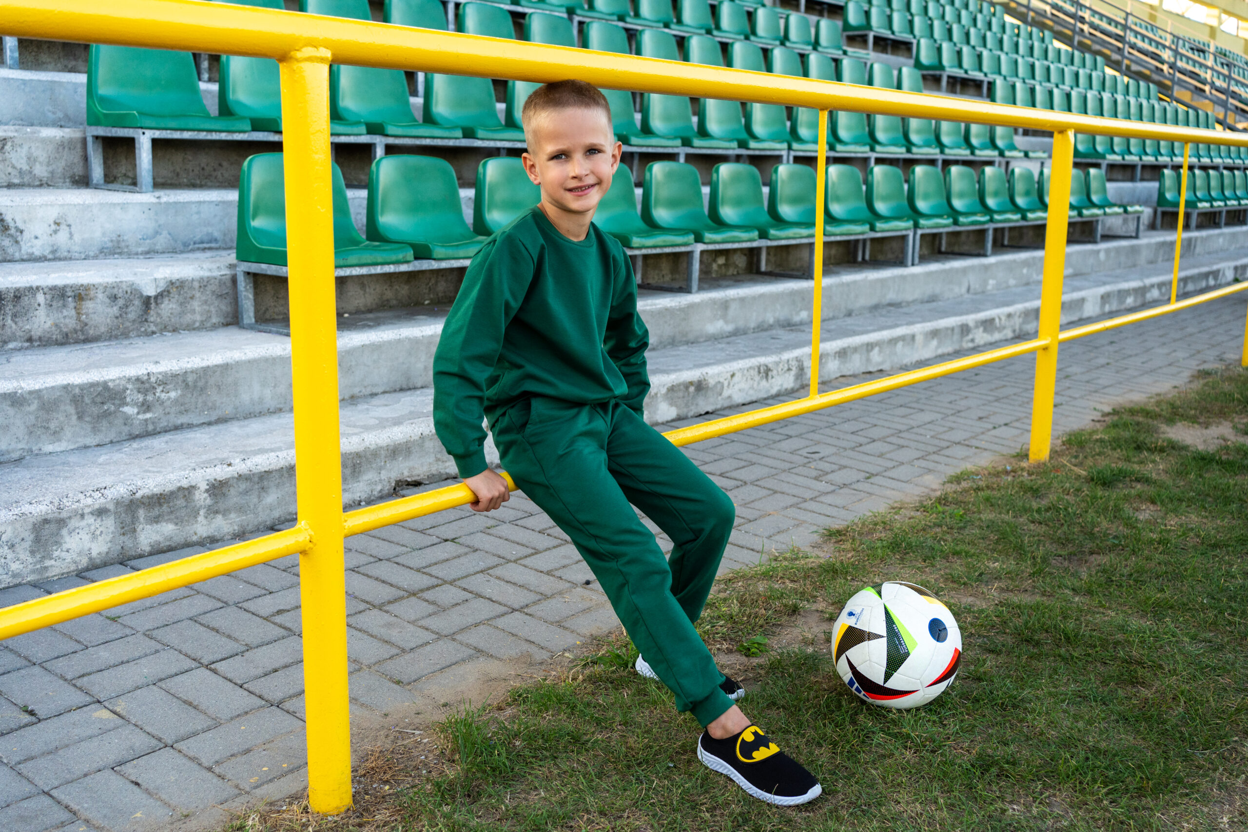 BASIC- dziecięcy komplet dresowy kolor Butelkowa zieleń - obrazek 2