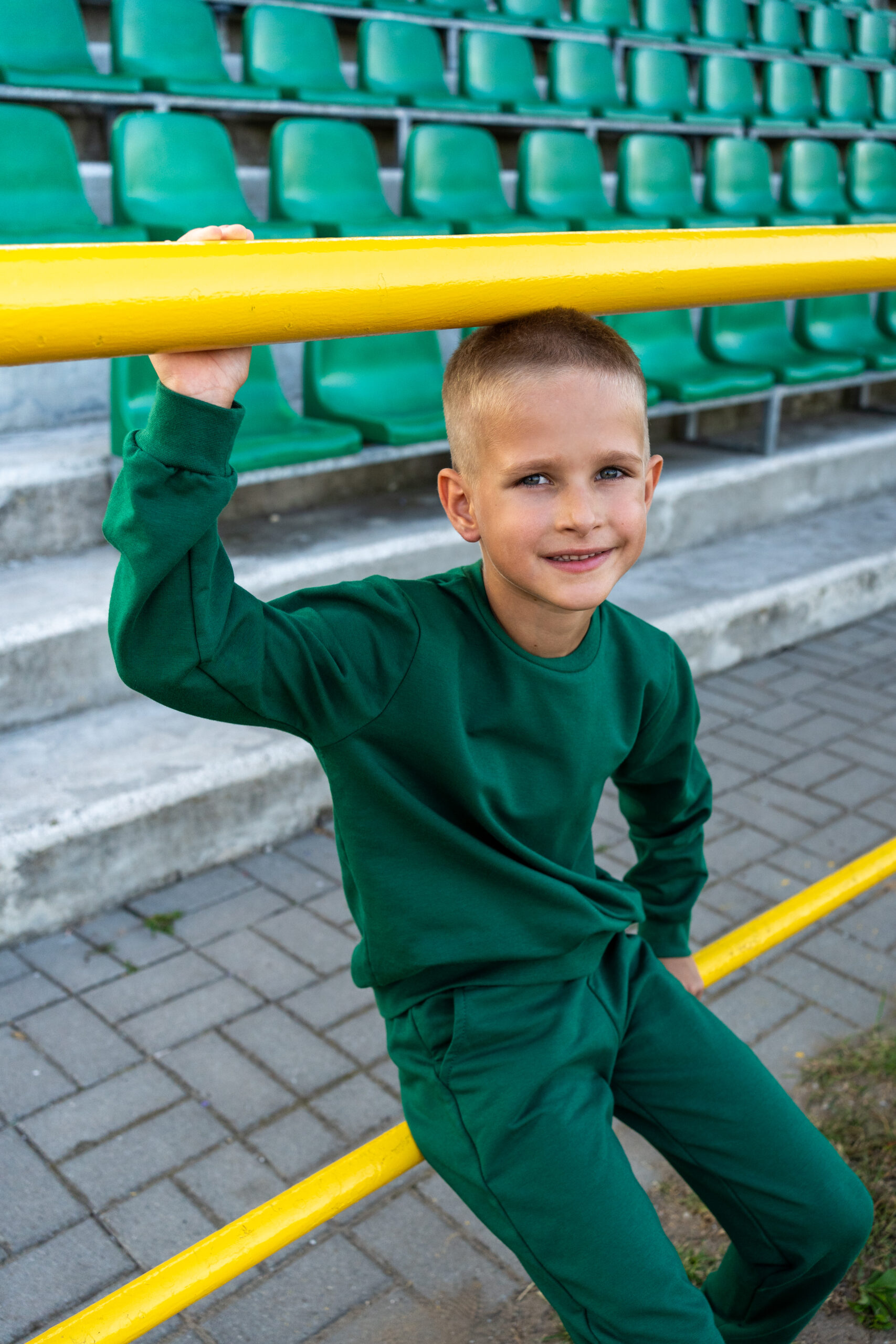 BASIC- dziecięcy komplet dresowy kolor Butelkowa zieleń
