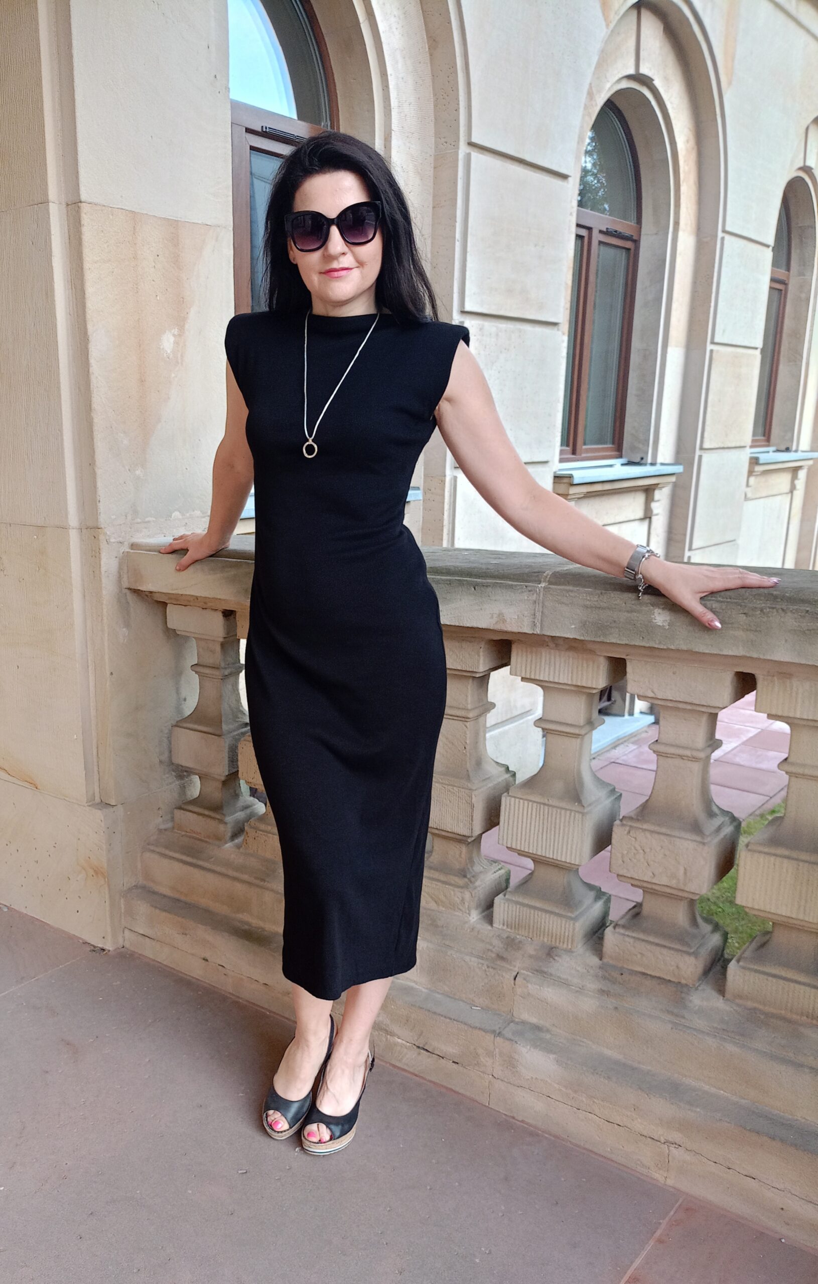 ANNA ołówkowa midi kolor Czarny